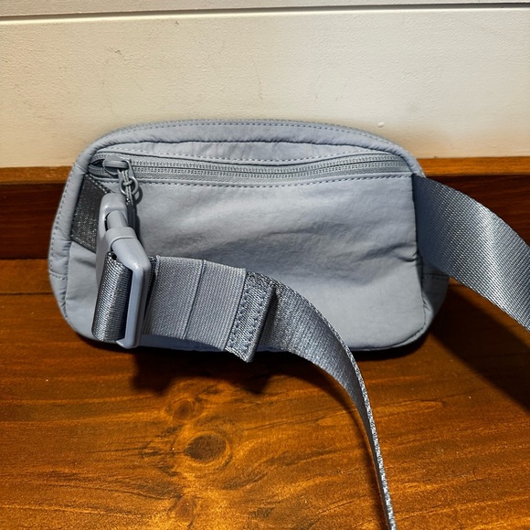 Women’s Blue Lululemon Adjustable Strap Everywhere Belt Bag 1L Fanny Pack Bag - Picture 3 of 6
